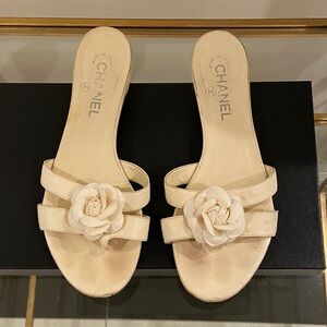 CHANEL Flat Leather Cream Slide Sandals with Floral Detail 39